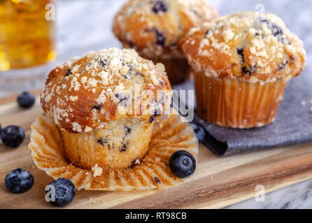 Nahaufnahme einer Blueberry Muffin und Muffins mit Beeren im Hintergrund Stockfoto