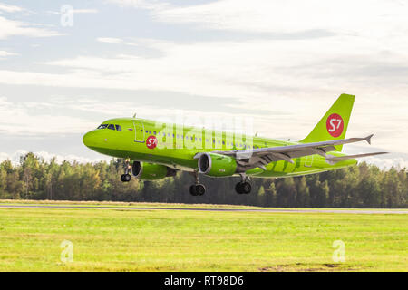 Das Flugzeug landet. Airbus A 319. Flughafen Pulkovo. Offizielle Sommer spotting am Flughafen Pulkowo am 15. August 2018. Russland, St. Petersburg Pulkovo Stockfoto