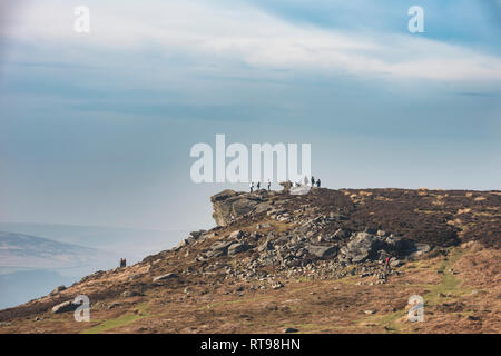 Wanderer und Touristen auf Bamford Kante im Peak District mit Blick über die Landschaft in Richtung Hügel verlieren und Mam Tor in der Ferne auf der Winter da Stockfoto