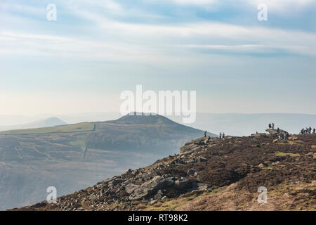 Wanderer und Touristen auf Bamford Kante im Peak District mit Blick über die Landschaft in Richtung Hügel verlieren und Mam Tor in der Ferne auf der Winter da Stockfoto