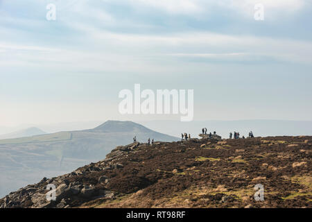 Wanderer und Touristen auf Bamford Kante im Peak District mit Blick über die Landschaft in Richtung Hügel verlieren und Mam Tor in der Ferne auf der Winter da Stockfoto