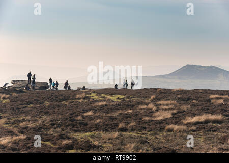 Wanderer und Touristen auf Bamford Kante im Peak District mit Blick über die Landschaft in Richtung Hügel verlieren und Mam Tor in der Ferne auf der Winter da Stockfoto