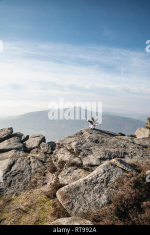 Wanderer und Touristen auf Bamford Kante im Peak District mit Blick über die Landschaft in Richtung Hügel verlieren und Mam Tor in der Ferne auf der Winter da Stockfoto