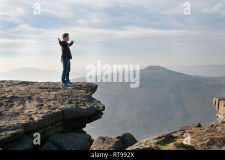 Wanderer und Touristen auf Bamford Kante im Peak District mit Blick über die Landschaft in Richtung Hügel verlieren und Mam Tor in der Ferne auf der Winter da Stockfoto