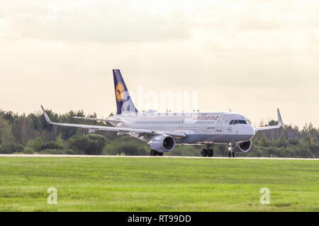 Das Flugzeug geht am Start. Airbus A320-200. Flughafen Pulkovo. Offizielle Sommer spotting am Flughafen Pulkowo am 15. August 2018. Russland, St. Petersburg, P Stockfoto