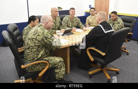 FRESNO, Kalifornien (Jan. 30, 2019) Kulinarische Specialist 2. Klasse Russel Cappitte bereitet für seine Recruiter Development Board (RDB) von Navy Recruiting San Francisco erleichtert, bestehend aus der Executive Officer, Command Master Chief, Chief Recruiter, Soldaten Produktion Officer, Befehl Trainer, und Befehl Karriere Ratgeber. Eine Kammer 90 Tage nach der Recruiter Kontrollen an Bord der Befehl und jederzeit danach nach Bedarf. Ziel ist es, die Fortschritte der Personalvermittler zu bewerten, Status in Richtung PQS-Qualifikation bestimmen, Bereiche der Recruiter zusätzliche Schulungen und Unterstützung benötigen identifizieren Stockfoto