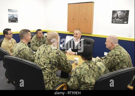 MOUNTAIN VIEW, Kalifornien (Jan. 30, 2019) Kulinarische Specialist 2. Klasse Russel Cappitte bereitet für seine Recruiter Development Board (RDB) von Navy Recruiting San Francisco erleichtert, bestehend aus der Executive Officer, Command Master Chief, Chief Recruiter, Soldaten Produktion Officer, Befehl Trainer, und Befehl Karriere Ratgeber. Eine Kammer 90 Tage nach der Recruiter Kontrollen an Bord der Befehl und jederzeit danach nach Bedarf. Ziel ist es, die Fortschritte der Personalvermittler zu bewerten, Status in Richtung PQS-Qualifikation bestimmen, Bereiche zu erkennen, in denen der Recruiter zusätzliche Schulungen und Assi benötigen Stockfoto