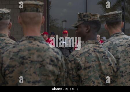 Us Marine Corps Veteranen besuchen Sie die Marines mit 1 Reconnaissance Bataillon und 1. Light Armored Reconnaissance Bataillon, 1st Marine Division (MARDIV), bei der Marine Corps Base Camp Pendleton, Indiana, Jan 30, 2019. 1. MARDIV feierte sein Erbe und Abstammung während der Woche des 78. Jahrestages des ersten MARDIV durch die Leistungsfähigkeit der verschiedenen Einheiten innerhalb der Division in den 1 MARDIV Veteranen. Stockfoto