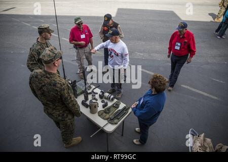 Us-Marines mit 1St Reconnaissance Bataillon und 1. leicht gepanzerten Aufklärer, 1st Marine Division (MARDIV), die Optimierung der Funktionen ihres Gerätes mit Veteranen des Marine Corps Base Camp Pendleton, Indiana, Jan 30, 2019 diskutieren. 1. MARDIV feierte sein Erbe und Abstammung während der Woche des 78. Jahrestages des ersten MARDIV durch die Leistungsfähigkeit der verschiedenen Einheiten innerhalb der Division in den 1 MARDIV Veteranen. Stockfoto