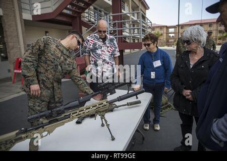 Us Marine Corps Staff Sgt. Daniel Lecour, Links, eine Aufklärung Marine, mit 1 Reconnaissance Bataillon, 1st Marine Division (MARDIV), erklärt verschiedene Waffensysteme zu den Veteranen des Marine Corps Base Camp Pendleton, Indiana, Jan 30, 2019. 1. MARDIV feierte sein Erbe und Abstammung während der Woche des 78. Jahrestages des ersten MARDIV durch die Leistungsfähigkeit der verschiedenen Einheiten innerhalb der Division in den 1 MARDIV Veteranen. Stockfoto