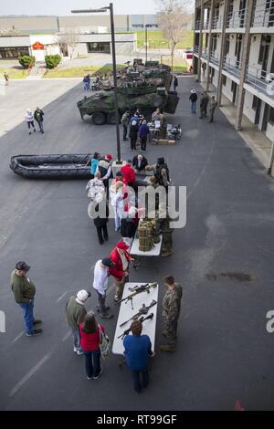 Us-Marines mit 1St Reconnaissance Bataillon und 1. leicht gepanzerten Aufklärer, 1st Marine Division (MARDIV), die Optimierung der Funktionen ihres Gerätes mit Veteranen des Marine Corps Base Camp Pendleton, Indiana, Jan 30, 2019 diskutieren. 1. MARDIV feierte sein Erbe und Abstammung während der Woche des 78. Jahrestages des ersten MARDIV durch die Leistungsfähigkeit der verschiedenen Einheiten innerhalb der Division in den 1 MARDIV Veteranen. Stockfoto