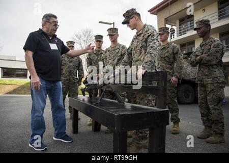Us-Marines mit 1 Light Armored Reconnaissance Bataillon, 1st Marine Division (MARDIV), erläutern die M240B Weapon System, ein Veteran des Marine Corps Base Camp Pendleton, Indiana, Jan 30, 2019. 1. MARDIV feierte sein Erbe und Abstammung während der Woche des 78. Jahrestages des ersten MARDIV durch die Leistungsfähigkeit der verschiedenen Einheiten innerhalb der Division in den 1 MARDIV Veteranen. Stockfoto