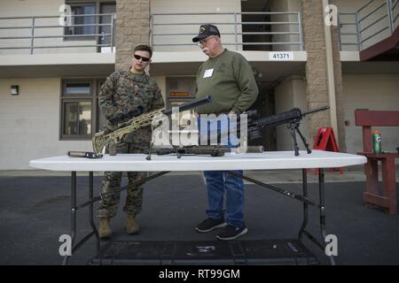 Us Marine Corps Staff Sgt. Daniel Lecour, Links, eine Aufklärung Mann, mit 1St Reconnaissance Bataillon, 1st Marine Division (MARDIV), erklärt, verschiedenen Waffensystemen ein Veteran des Marine Corps Base Camp Pendleton, Indiana, Jan 30, 2019. 1. MARDIV feierte sein Erbe und Abstammung während der Woche des 78. Jahrestages des ersten MARDIV durch die Leistungsfähigkeit der verschiedenen Einheiten innerhalb der Division in den 1 MARDIV Veteranen. Stockfoto