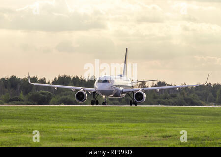 Das Flugzeug geht am Start. Airbus A320-200. Flughafen Pulkovo. Offizielle Sommer spotting am Flughafen Pulkowo am 15. August 2018. Russland, St. Petersburg, P Stockfoto