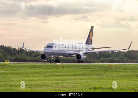 Das Flugzeug geht am Start. Airbus A320-200. Flughafen Pulkovo. Offizielle Sommer spotting am Flughafen Pulkowo am 15. August 2018. Russland, St. Petersburg, P Stockfoto