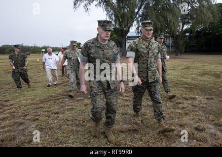 Us Marine Corps Generalmajor Vincent Coglianese (Links), Commander, Marine Corps Installationen Befehl, ist eine Tour durch Pu'uloa Bereich Training Service nach einer kurzen über die Strecke, Jan. 30, 2019. Coglianese besucht Kaneohe Bay Bereich Training Service, Pu'uloa Bereich Training Service und Friseure. In jedem Ort, Coglianese wurde über die Bedingungen, die Verwendung und die Probleme mit den einzelnen Bereichen informiert. Stockfoto