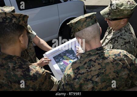 Us Marine Corps Generalmajor Vincent Coglianese (links), Commander, Marine Corps Installationen Befehl, ist eine Karte von Friseur's Point während einer Tour der stillgelegten Installation, Jan. 30, 2019 gezeigt. Coglianese besucht Kaneohe Bay Bereich Training Service, Pu'uloa Bereich Training Service und Friseure. In jedem Ort, Coglianese wurde über die Bedingungen, die Verwendung und die Probleme mit den einzelnen Bereichen informiert. Stockfoto