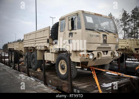 Us-Armee Fahrzeuge an die 91st Brigade Ingenieur Bataillon zugeordnet, 1. gepanzerte Brigade Combat Team, 1.Kavallerie Division sind vorbereitet und bereit für die Schiene Kopf in Grafenwöhr, Deutschland Jan. 30, 2019. Die 91 Ingenieure zusammen mit anderen Mitgliedern der 1-1 CD IRONHORSE Brigade setzen ihre Aufstellungsorte auf Home und der nächsten Mission, als sie in der Nähe ihrer Unterstützung des Atlantischen lösen. Stockfoto