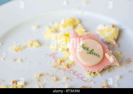 Letfovers der Torta Rosa (rosa Kuchen) in der Bar Luce, Wes Anderson inspirierte Bar und Cafe in der Fondazione Prada in Mailand, Italien Stockfoto