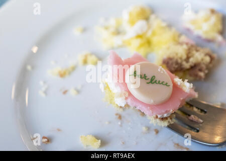 Letfovers der Torta Rosa (rosa Kuchen) in der Bar Luce, Wes Anderson inspirierte Bar und Cafe in der Fondazione Prada in Mailand, Italien Stockfoto