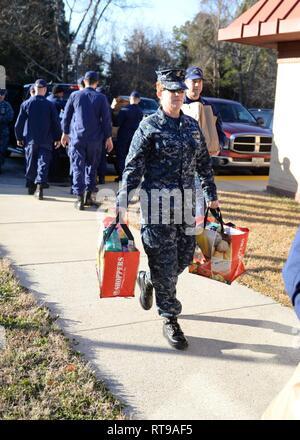 ST. INIGOES, Maryland (Jan. 30, 2019) - Chief Cryptologic Techniker (INTERPRETATIVEN) Stephanie Dee, Patuxent River Chief Petty Officer Association vice president, hilft bei der gespendeten Waren liefern, um Personal der Coast Guard Station St. inigoes an der Webster abgelegenen Feld. Die Patuxent River Chief Petty Officer Association sammelte mehr als $ 10.000 in nicht-verderblicher Ware für die Auslieferung an südlichen Maryland Küstenwache Familien durch die Regierung Abschaltung betroffen. Stockfoto