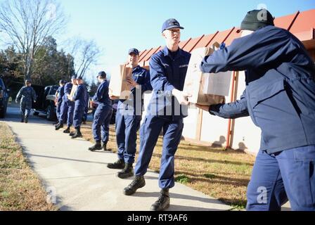 ST. INIGOES, Maryland (Jan. 30, 2019) - Personal der Coast Guard Station St. Inigoes entladen gespendeten Waren von der Pax River Chief Petty Officer Association Jan. 30 gesammelt. Die Patuxent River Chief Petty Officer Association sammelte mehr als $ 10.000 in nicht-verderblicher Ware für die Auslieferung an südlichen Maryland Küstenwache Familien durch die Regierung Abschaltung betroffen. Stockfoto