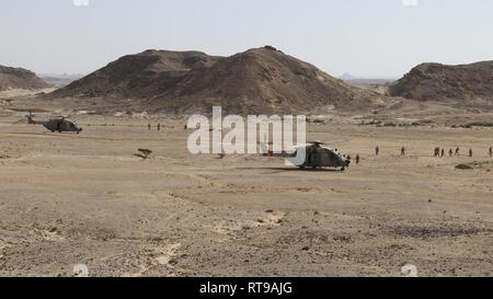 Zwei NH90-Hubschrauber der Royal Air Force von Oman fallen in den Bereich Schulungen in Rabkoot, Oman omanischer Truppen zu schnell entladen zu ermöglichen und ihren Angriff beginnen-auf-Ziel Probe mit ihren Pendants in den 2Nd Battalion, 198Th Armored Regiment, 155 gepanzerte Brigade Combat Team, Oregon National Guard. Die US-Armee und der königlichen Armee des Oman sind die Durchführung von side-by-side Ausbildung während der Übung Inferno Creek 19. Die königliche Armee von Oman mit der Virtualisierungspraxis RAFO einen Angriff durchzuführen. Inferno Creek ist entworfen, um die Beziehungen zwischen den Armeen zu stärken. Es ist ein OPPORTUNIT Stockfoto