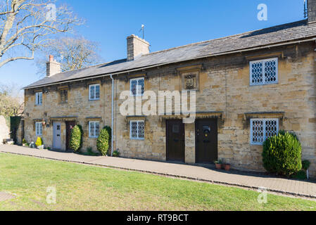 Reihe von Cotswold Stone Cottages in der hübschen Cotswold Marktstadt Chipping Campden, Gloucestershire Stockfoto