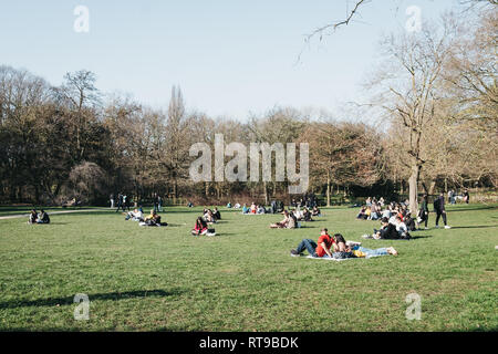 London, UK, 23. Februar 2019: die Menschen entspannen in Holland Park, London, auf den heißesten Frühlingstag. Holland Park ist der größte Park in Kensington und Stockfoto