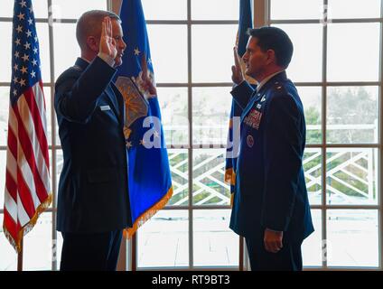 Us Air Force Generalmajor James A. Jacobson, Links, Air Force District von Washington Commander, verwaltet den Amtseid auf Oberst Michael T. Gerock, rechts, Direktor von Manpower, Personal und Dienstleistungen, National Guard Bureau, während Gerock's Promotion Zeremonie 14.01.25, bei der Bundeswehr Marine Country Club, Arlington, Virginia. Gerock wurde zum Brigadegeneral befördert. Stockfoto