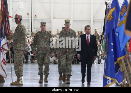 Generalmajor Thomas Carden, Generalmajor Joe Jarrard, und Gouverneur Brian Kemp überprüfen Sie die Truppen während der Georgia National Guard ändern des Befehls Zeremonie auf Lehm National Guard Mitte Januar 26, 2019. U.S. Army National Guard Stockfoto