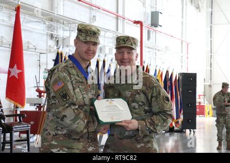 Generalmajor Thomas Carden präsentiert Generalmajor Joe Jarrard mit der Oglethorpe Distinguished Service Medal während der Georgia National Guard ändern des Befehls Zeremonie auf Lehm National Guard Mitte Januar 26, 2019. Diese Auszeichnung wird für herausragende Service- und Beitrag zur Georgia Verteidigungsministerium vergeben. U.S. Army National Guard Stockfoto