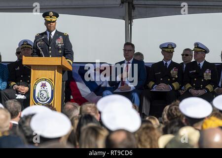 SAN DIEGO (Jan. 26, 2019) US-Armee Generalmajor Ronald S. Clark, Kommandierender General, 25 Infanterie Division, gibt seine Bemerkungen bei der Inbetriebnahme Zeremonie der USS Michael Monsoor (DDG 1001). DDG 1001 ist die zweite zumwalt Zerstörer Schiff der Flotte ein. Es ist der erste Marine Combat Ship für gefallene "Master-at-Arms 2. Klasse (Siegel) Michael Monsoor, der posthum die Ehrenmedaille für seine heldenhafte Taten vergeben, während in Ramadi, Irak, im Jahr 2006. Stockfoto