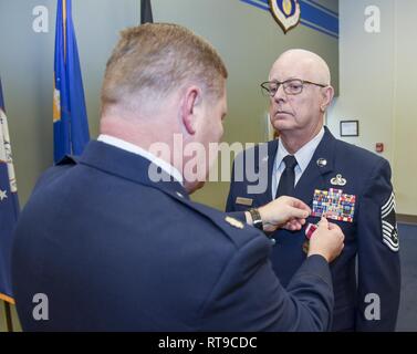 Chief Master Sgt. David Wright scheidet aus Die 117 Luftbetankung Wing an Sumpter Smith Air National Guard Base, Birmingham, Ala., Jan. 26, 2019. Wright erste trug in den Jahren 1976 und verbrachte den größten Teil seiner Karriere in 117 ARW Kommunikation Flug. Er zuletzt als Chief von 117 ARW Mission Support Squadron für etwa fünf Jahre. Stockfoto