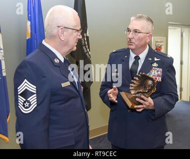 Chief Master Sgt. David Wright scheidet aus Die 117 Luftbetankung Wing an Sumpter Smith Air National Guard Base, Birmingham, Ala., Jan. 26, 2019. Wright erste trug in den Jahren 1976 und verbrachte den größten Teil seiner Karriere in 117 ARW Kommunikation Flug. Er zuletzt als Chief von 117 ARW Mission Support Squadron für etwa fünf Jahre. Stockfoto