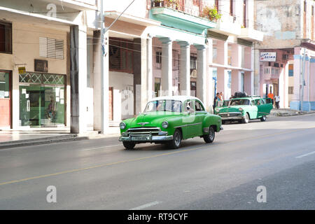 Straße in Havanna, Kuba klassische amerikanische Autos und Gebäude Stockfoto