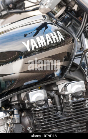 Haken, UK - Januar 1, 2019: Close-up von Motor und Tank eines klassischen Yamaha Motorrad im Hook, Großbritannien Stockfoto