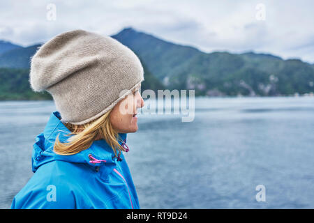 Chile, Puerto Montt, Frau am Fjord suchen Stockfoto