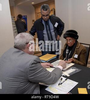 Dr. Tim McMahon (links), die Streitkräfte Medical Examiner System Verteidigungsministerium DNA Operations Director, Gespräche mit Dorothy Britt, über Familie Referenzprobe zu sehen, wenn sie berechtigt ist, DNA während ein Familie Mitglied update in Birmingham, Alabama, 26. Januar 2019 zu spenden. Die Verteidigung POW/MIA Accounting Agentur führt regelmässige und jährliche staatliche Briefings für Familien der Mitglieder, die in der Aktion fehlen. Diese Veranstaltungen sind so konzipiert, dass Familie Mitglieder über die noch fehlenden halten und im Detail die neuesten Informationen über Ihre spezifischen Fall zur Verfügung zu diskutieren. Stockfoto