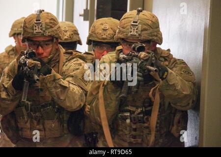 Fallschirmjäger aus dem 1 Battalion, 508Th Parachute Infantry Regiment, 3. Brigade Combat Team, 82nd Airborne Division klar eine simulierte Feind compound Jan.26 am Camp Atterbury, Indiana. Die Ausübung getestet Fähigkeit die Fallschirmjäger "komplexe Operationen im schwierigen Gelände und kalte Temperaturen gegen eine simulierte in der Nähe von-peer Feind zu führen. Stockfoto