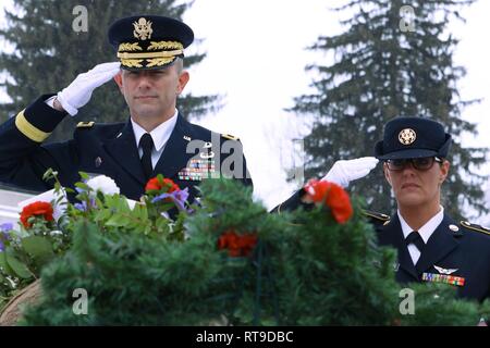 Brig. Gen. Tony L. Wright, 88th Bereitschaft Abteilung stellvertretender Kommandierender General, und die Mitarbeiter der Sgt. Jill Spencer, 88th Bereitschaft Abteilung Zentrale und die Konzernzentrale, grüßen die Kranzniederlegung zu Ehren des 176. Geburtstag Präsident William McKinley's während einer Kranzniederlegung Zeremonie ausserhalb der William McKinley Presidential Library und Museum in Canton, Ohio, 26. Januar 2019 festgelegt. Us-Armee finden Stockfoto