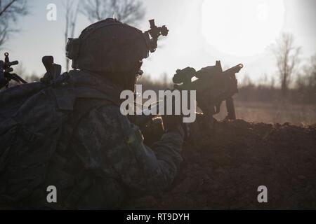 Ein fallschirmjäger aus dem 1 Battalion, 508Th Parachute Infantry Regiment, 3. Brigade Combat Team, 82nd Airborne Division Scans für den Feind während einer Live-fire Übung 14.01.27 Im Camp Atterbury, Indiana. Der platoon-live-fire Übung getestet Fähigkeit die Fallschirmjäger "komplexe Operationen im schwierigen Gelände und kalte Temperaturen gegen eine simulierte in der Nähe von-peer Feind zu führen. Stockfoto