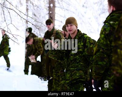 Kanadische Armee finden Cpl. Lawrence Viola (rechts), mit Alpha Company und andere Soldaten der Royal Westminster Regiment, 39th kanadischen Brigade Group, übernimmt Verantwortung für seine Hütte Gruppe Soldaten beim Schneeschuhwandern während Westie Lawine Übung, 27. Januar 2019, bei E.C. Manning Park, British Columbia, Kanada. Fast 40 Oklahoma Army National Guard Soldaten reiste nach British Columbia und arbeitete Schulter-zu-Schulter mit der Kanadischen Armee finden Soldaten der Royal Westminster Regiment basic Winter überleben zu lernen. Stockfoto