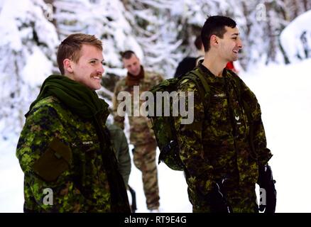 Kanadische Armee finden Cpl. Franklin Pengelly (rechts) und Pvt. Sam Romeyn, mit Alpha Company, und Royal Westminster Regiment, 39th kanadischen Brigade Group, teilen sich ein Lachen beim Schneeschuhwandern während Westie Lawine Übung, 27. Januar 2019, bei E.C. Manning Park, British Columbia, Kanada. Fast 40 Oklahoma Army National Guard Soldaten reiste nach British Columbia und arbeitete Schulter-zu-Schulter mit der Kanadischen Armee finden Soldaten der Royal Westminster Regiment basic Winter überleben zu lernen. Stockfoto