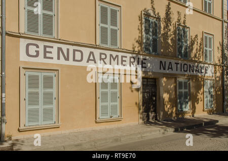 SAINT TROPEZ FRANKREICH SEP 2018 die Gendarmerie Nationale Gebäude, in dem die Filme mit Louis de Funes in Saint Tropez Stadt erschossen wurden, Provence, Frankreich Stockfoto