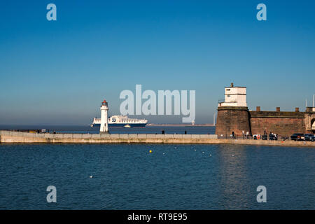 Fort Perch Rock und Leuchtturm in New Brighton Merseyside an einem sonnigen Frühlings Tag. Stockfoto