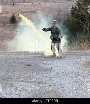 Ein 1.BATAILLON, 409 Brigade Engineer Battalion Beobachter Trainer/Trainer wirft ein M18 gelb Rauch Granate einen chemischen Angriff bei demontiertem live Feuerweg zu simulieren für Soldaten aus 818Th Maintenance Company, 826th Ordnance Company, 31.01.27, am Fort Knox. Stockfoto