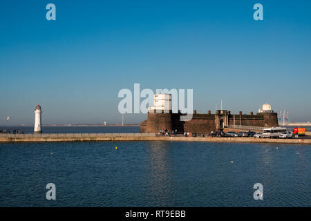 Fort Perch Rock und Leuchtturm in New Brighton Merseyside an einem sonnigen Frühlings Tag. Stockfoto