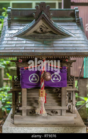 Setagaya, Tokyo, Japan - 19 August 2017: Benten-cho-sha Kleine Shinto Schrein in Kitazawa Hachiman Jinja schrein Komplex entfernt. Stockfoto