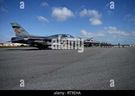 Flugzeuge Betreuer, die 180 Fighter Wing, Ohio Air National Guard zugeordnet, bereiten F-16 Fighting Falcons für ein Training sortie am Patrick Air Force Base, Jan. 28, 2019. Der Patrick AFB Bereitstellung wird eine für beide Seiten vorteilhafte Übung sein, die zusammen zwei ANG Einheiten bringt mit unterschiedlichen Kampfflugzeuge eine Vielzahl von Luft-zu-Luft Operationen und den Austausch bewährter Praktiken. Stockfoto